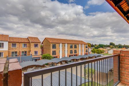 Be A Lord, A Landlord..look Over Eden Estate From The Comfort Of Your Balcony.