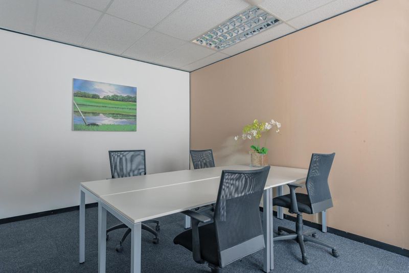Private office space for 5 persons in Regus Woodmead Country Club Estate