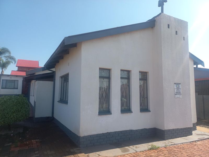 Neat and cosy family home in Laudium !!!