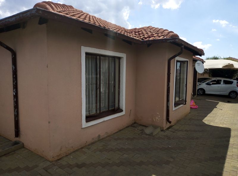 A very big and spacious house to let at a safe suburb at Nellmaphius