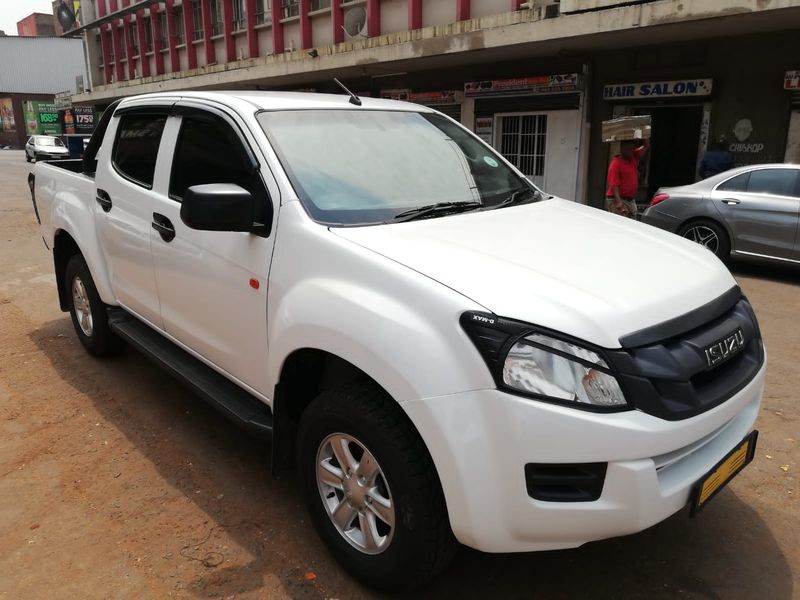 2016 Isuzu {derivative}, White with 105000km available now!