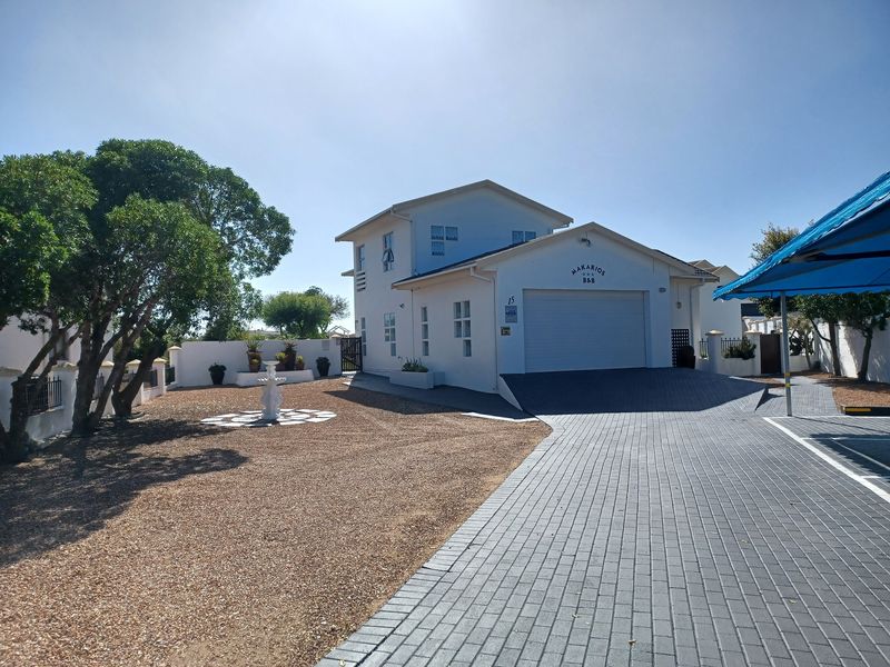 Immaculate 7 Bedroom home with beautiful views over Golf Estate