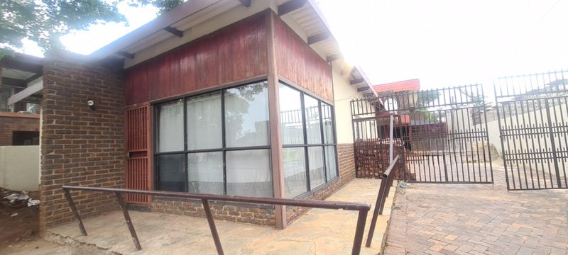 URGENT SALE! PRIME INVESTMENT PROPERTY WITH A POTENTIAL INCOME OF &#43;/- R40000pm. CENTRAL LAUDIUM!