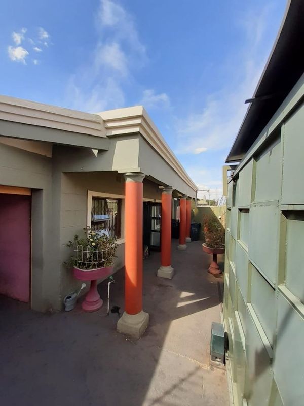 4 Bedroom House with 2 Cottages in Newlands