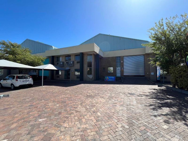 Neat Warehouse with Good Height To Let In Montague Gardens