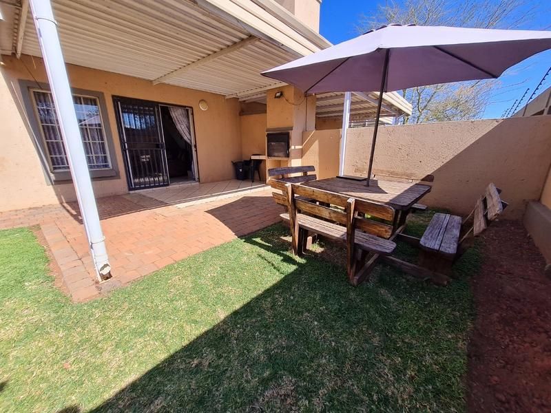 Townhouse in Popular area, 24 hour security, electric fencing, Property feature 3 bedrooms, build...