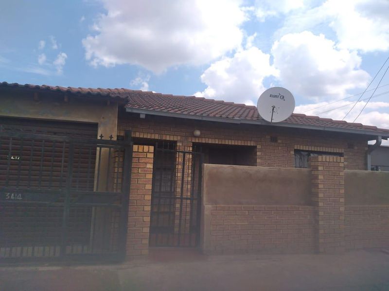 2 bedroom house for sale at tswelopele Tembisa