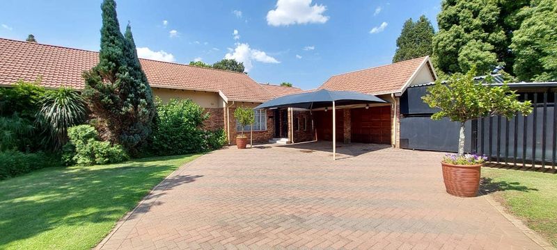 Big &amp; spacious Family home for sale in Fochville. Selling price: R1 999 000.