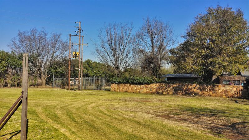 8 hectare agricultural holding with 3 houses and 1 flat In the heart of Bronkhortspruit