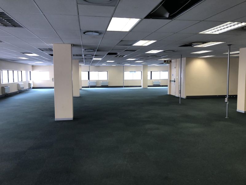 Large office unit to rent in central Long Street