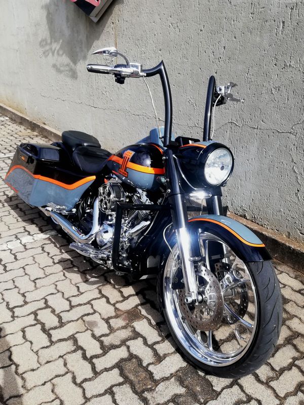 Stunning Customized CVO Road King Bagger!