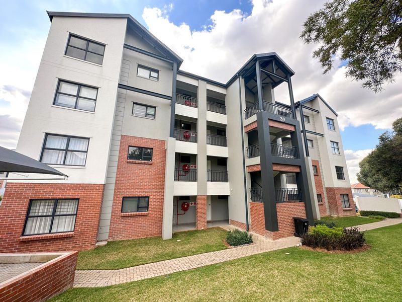 Stunning 2 bed 1 bath Apartment in Secure Estate on Northgate