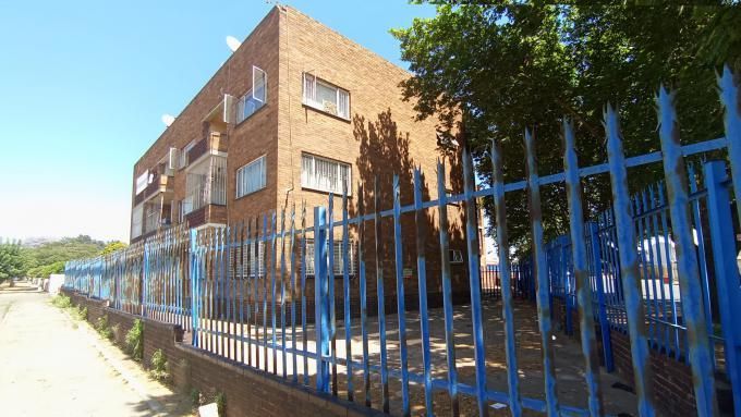 1 Bedroom with 2 Bathroom Flat/Apartment For Sale Gauteng