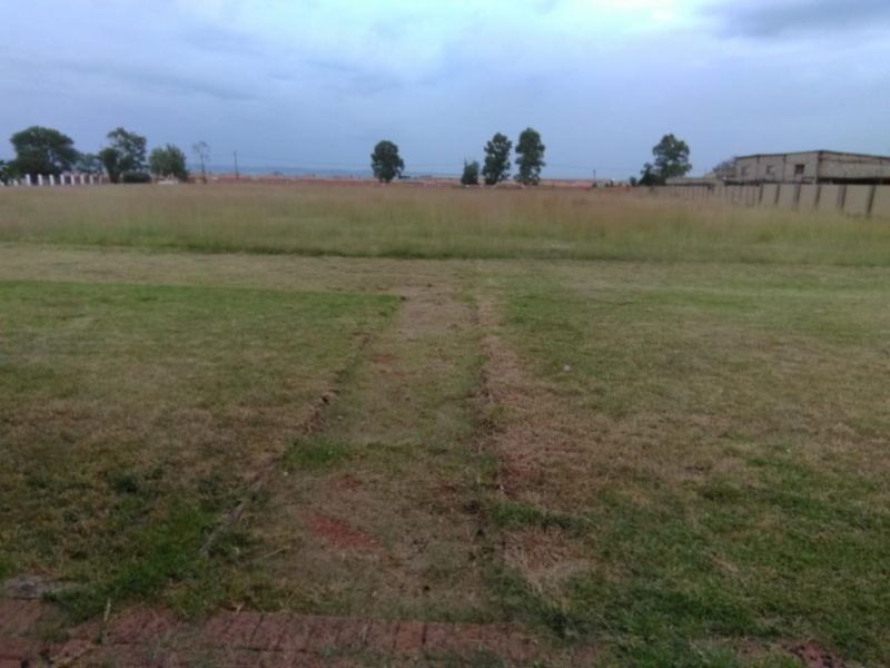 A 2,25 hectare plot with a 4 bedroom house plus flats for sale in klipriver