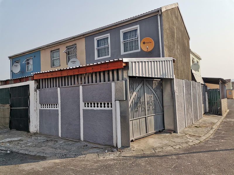 Very Neat Two-Bedroom, One-Bathroom Semi-Detached House in Hanover Park