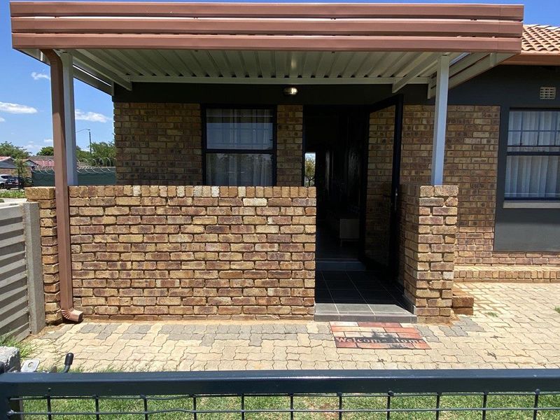 Modern 2 Bed For Sale in Pretoria North Just 20 Minutes away from Pretoria West