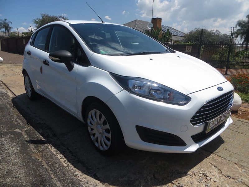 2015 Ford Fiesta 1.0 EcoBoost Ambiente Powershift, White with 71000km available now!