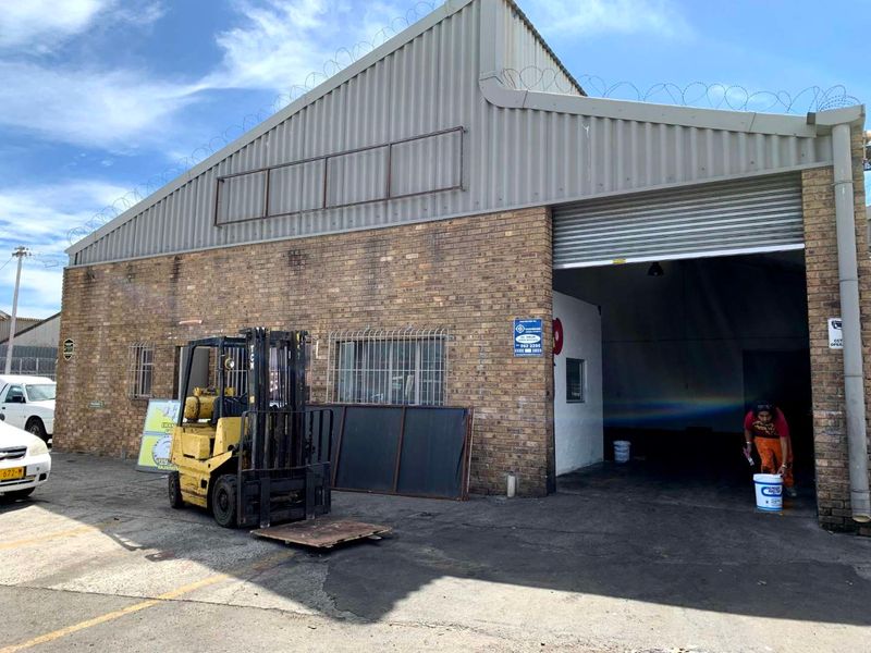 Neat industrial unit with exposure to rent