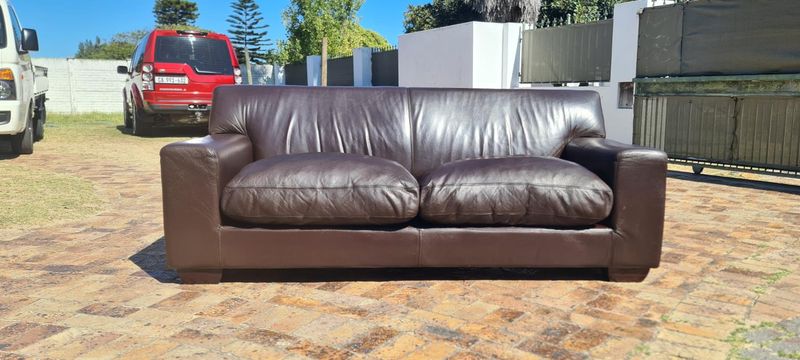Leather Couch Coricraft 4 Seater Seater oxblood sofa 2,46 m Almost New Condition Contact 0818407199
