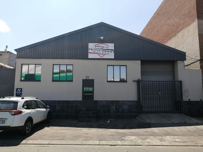 Neat compact industrial unit to let / for sale in Booysens