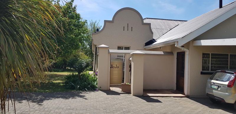Spectacular antique specious and perfect half sandstone home in Central Harrismith