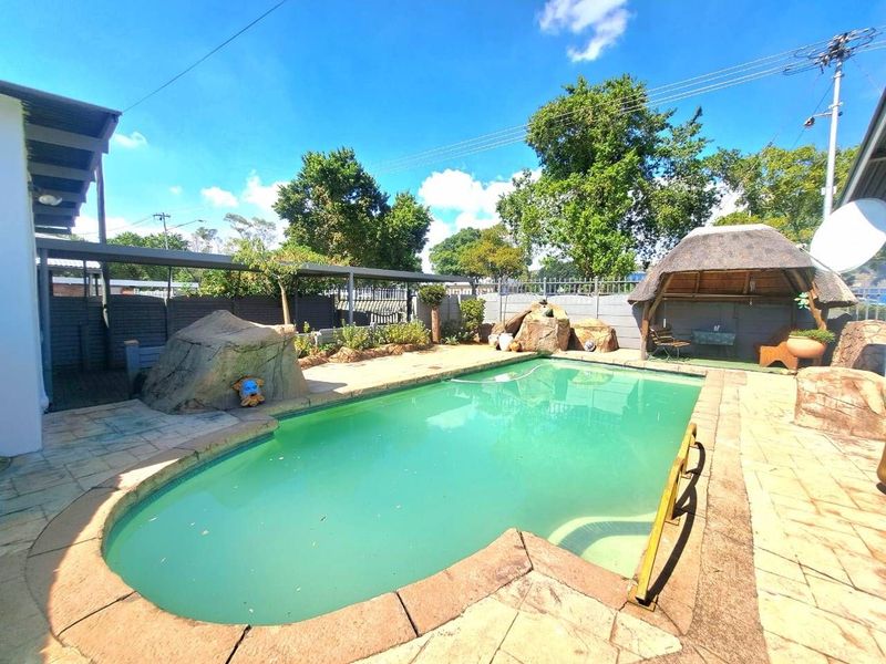 NEAT 3 BEDROOM HOUSE WITH SWIMMINGPOOL WITH LAPA IN DASPOORT
