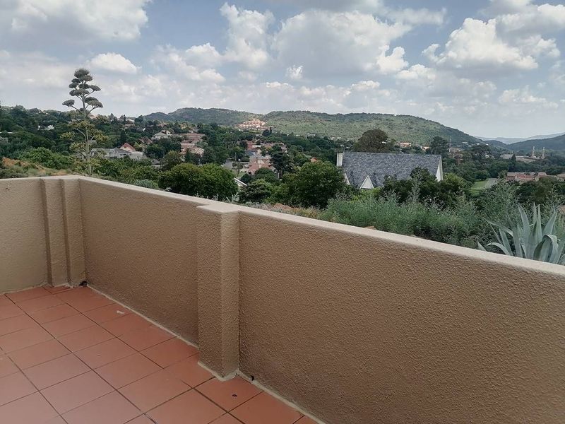 Secure, Petfriendly townhouse with stunning view.