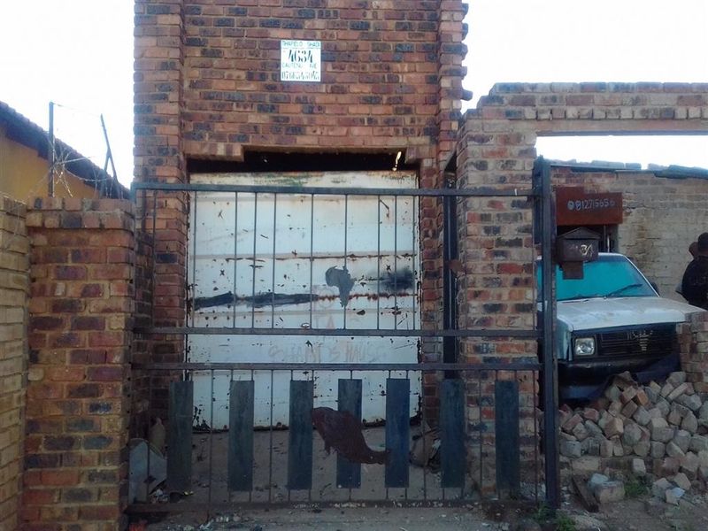 INCOMPLETE IRONSYDE, VEREENING HOUSE FOR SALE - R250000 NEGOTIABLE