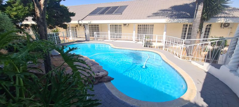 COUNTRY IN THE CITY! BOASTING TRANQUILITY AND A WHOLE LOT MORE! LAUDIUM! CENTURION!