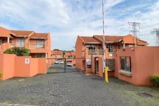 Lovely 1st floor apartment to rent  in a very secure complex