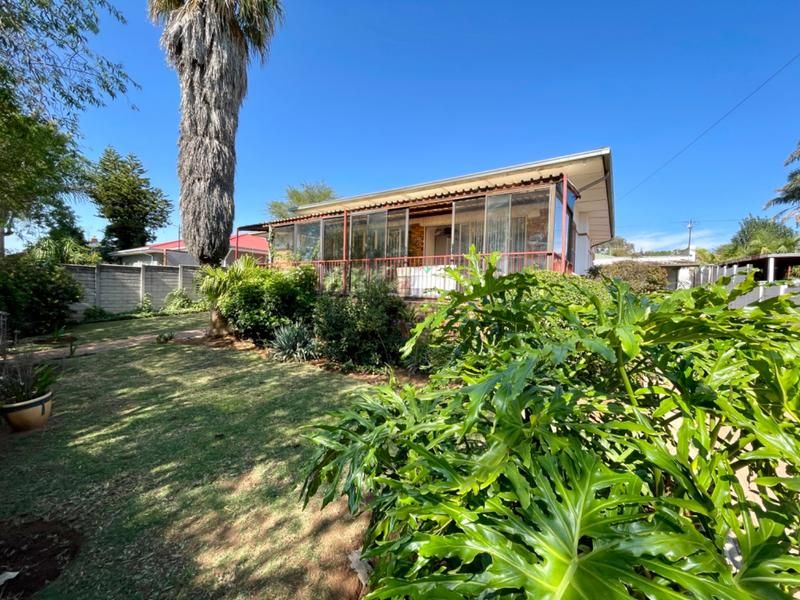 Lovely neat 3 Bedroom House For Sale in Wentworth Park, Krugersdorp close to all amenities and ma...