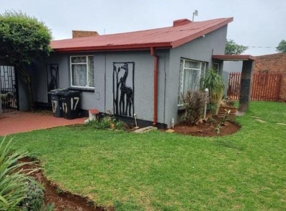 Three bedroom house with bachelor flat, double garage and double carport to let