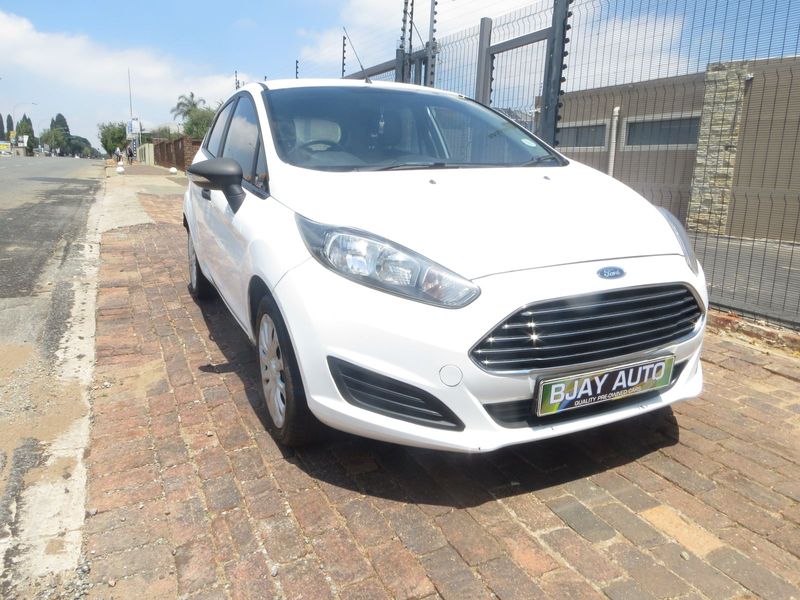 2017 Ford Fiesta 1.0 EcoBoost Ambiente, White with 68000km available now!