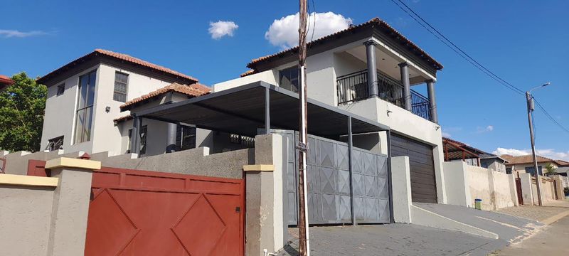 A beautiful Morden double storey house situated in Clayville with  the most amazing view