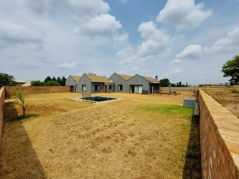 WELL-BUILD HOUSE ON A 1 HA PLOT IN RIETVLEI VIEW C/E