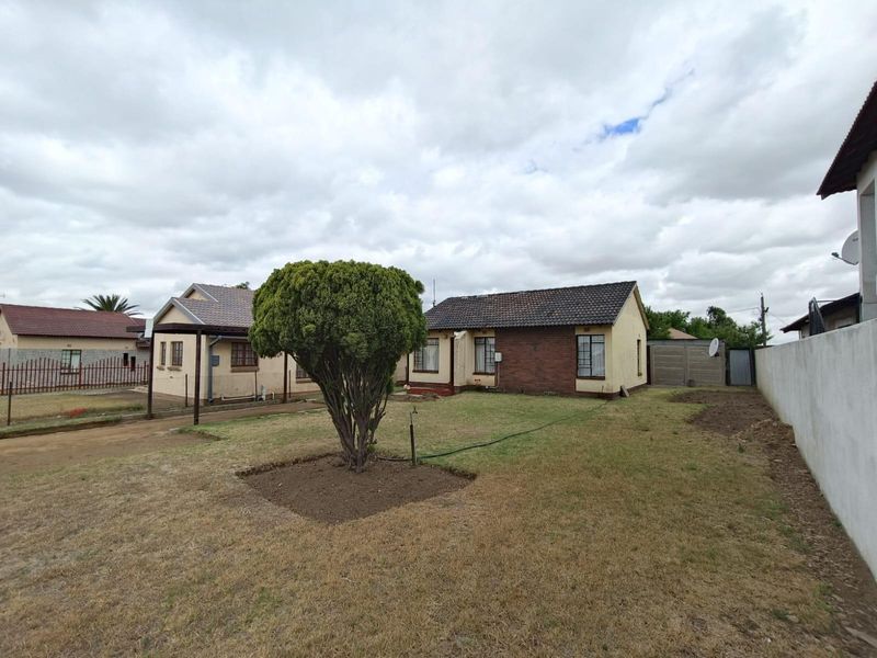 Three bedrooms house for sale in Embalenhle Ext.4!
