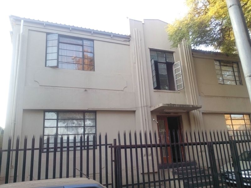 Well priced modern 2 bedroom Unit at Cleatmore Court, Belleview East, East of Johannesburg. Belle...