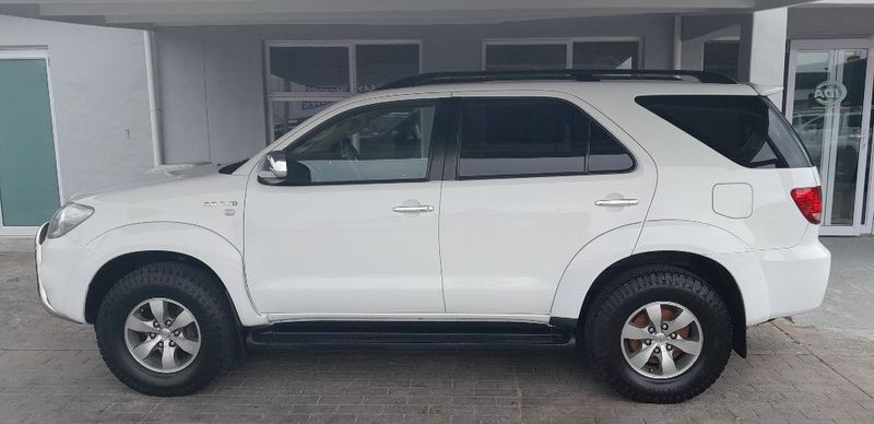 White Toyota Fortuner 3.0 D-4D 4x4 with 315000km available now!