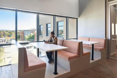 Flexible coworking memberships in Regus Lynnwood Bridge