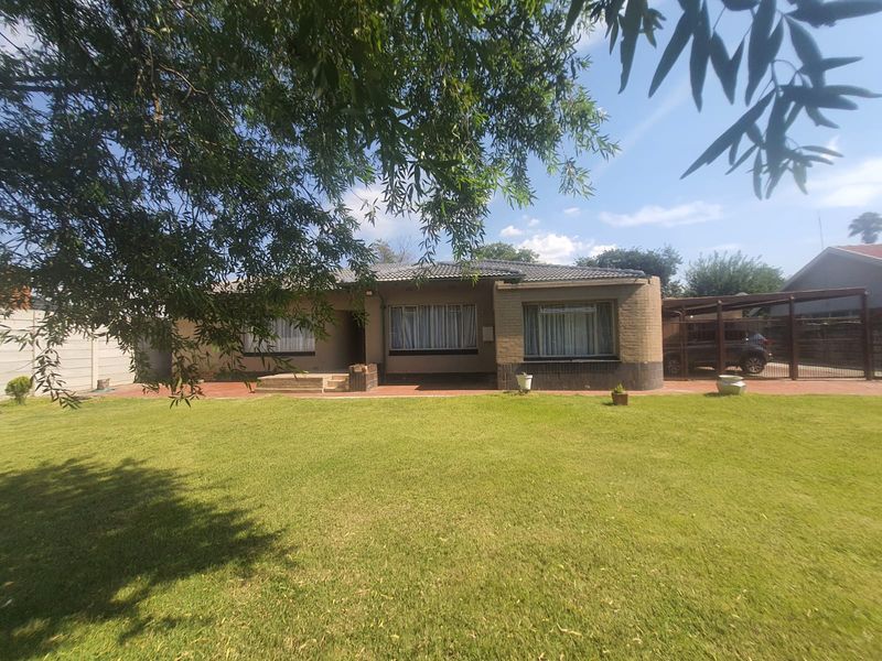 .Selcourt, Springs - Lovely home/ Secure/ Pet friendly/ Flat-let - .R1 149 000.00neg