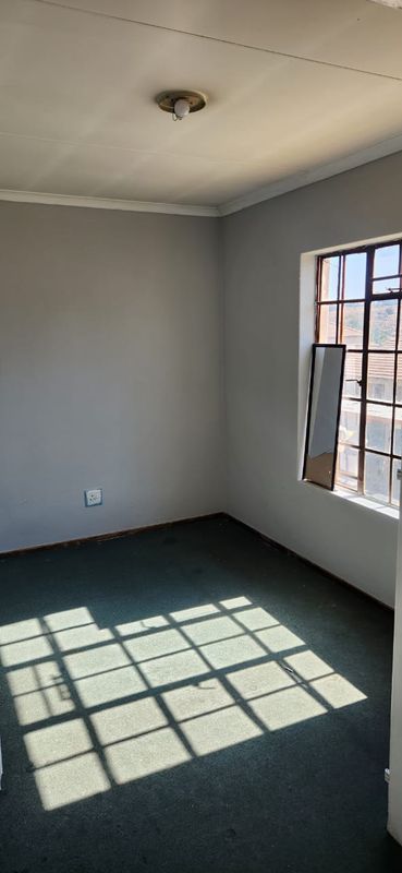 2 Bedroom Apartment For Sale in Roodepoort