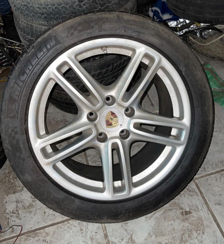Porsche Cayenne 19 inch Tires with rims 20k for the set