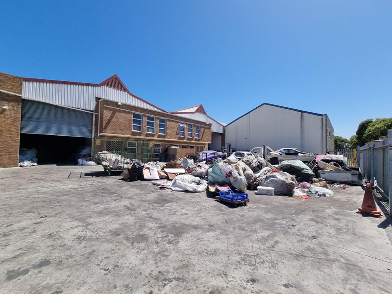 A secure warehouse for sale in Racing Park, Killarney Gardens