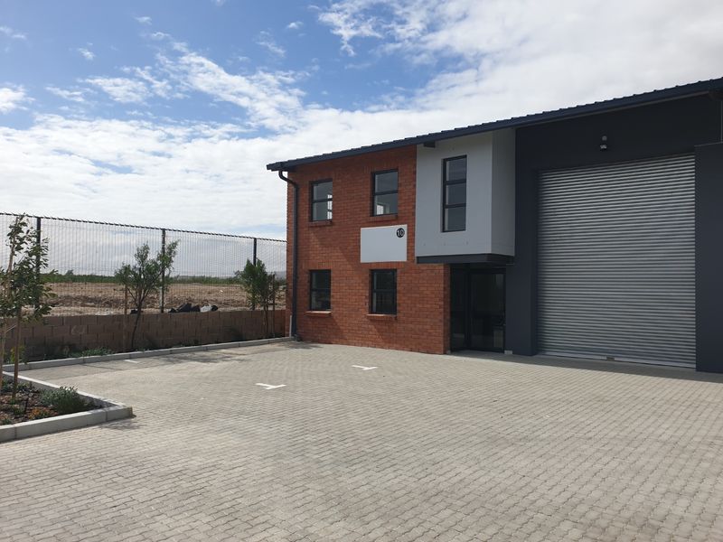 Small Neat warehouse in Enclosed Park To LET in Rivergate