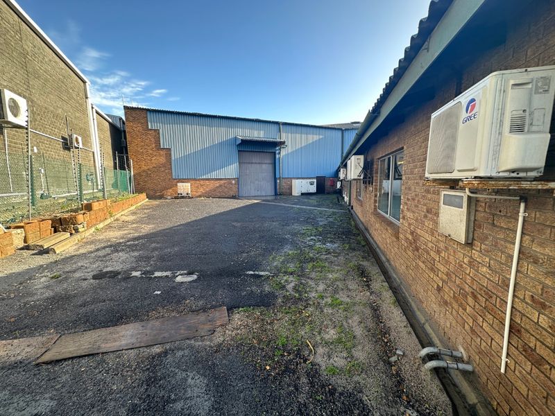 Industrial Warehouse To Let in Montague Gardens