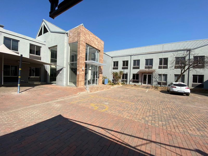Excellent commercial office space available for rental in Woodmead