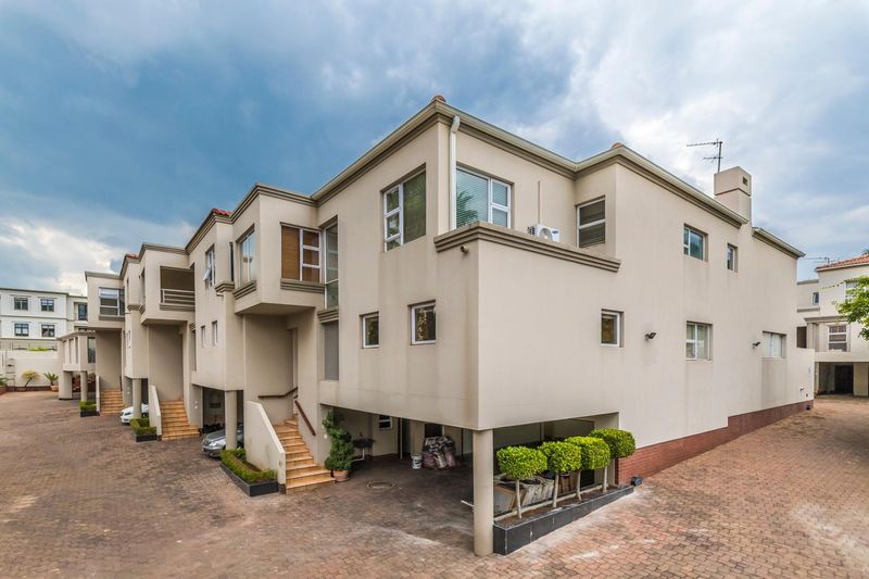 Cluster in Illovo To Rent