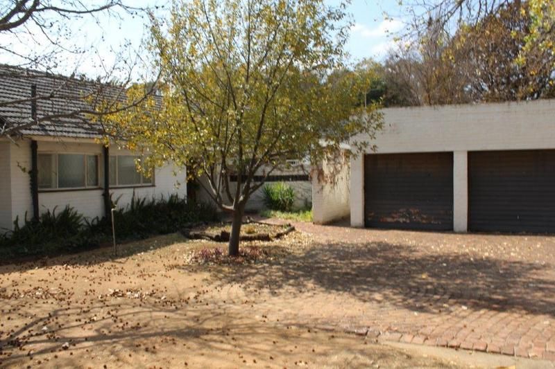 Lovely spacious 3 bedroom 2 bathroom home which has been expropriated by the K56 road but can sti...
