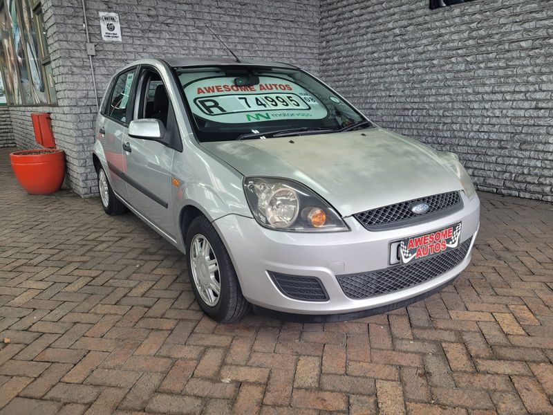 SILVER Ford Fiesta 1.6i Ambiente 5-Door AT with 235026km available now!CALL AWSOME AUTOS 0215926781