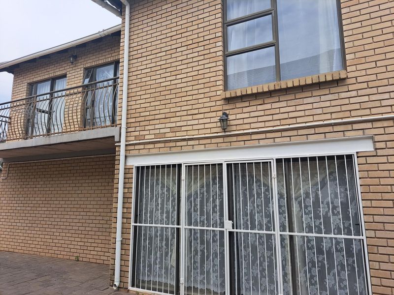 Three bedroom townhouse for sale in Langenhovenpark